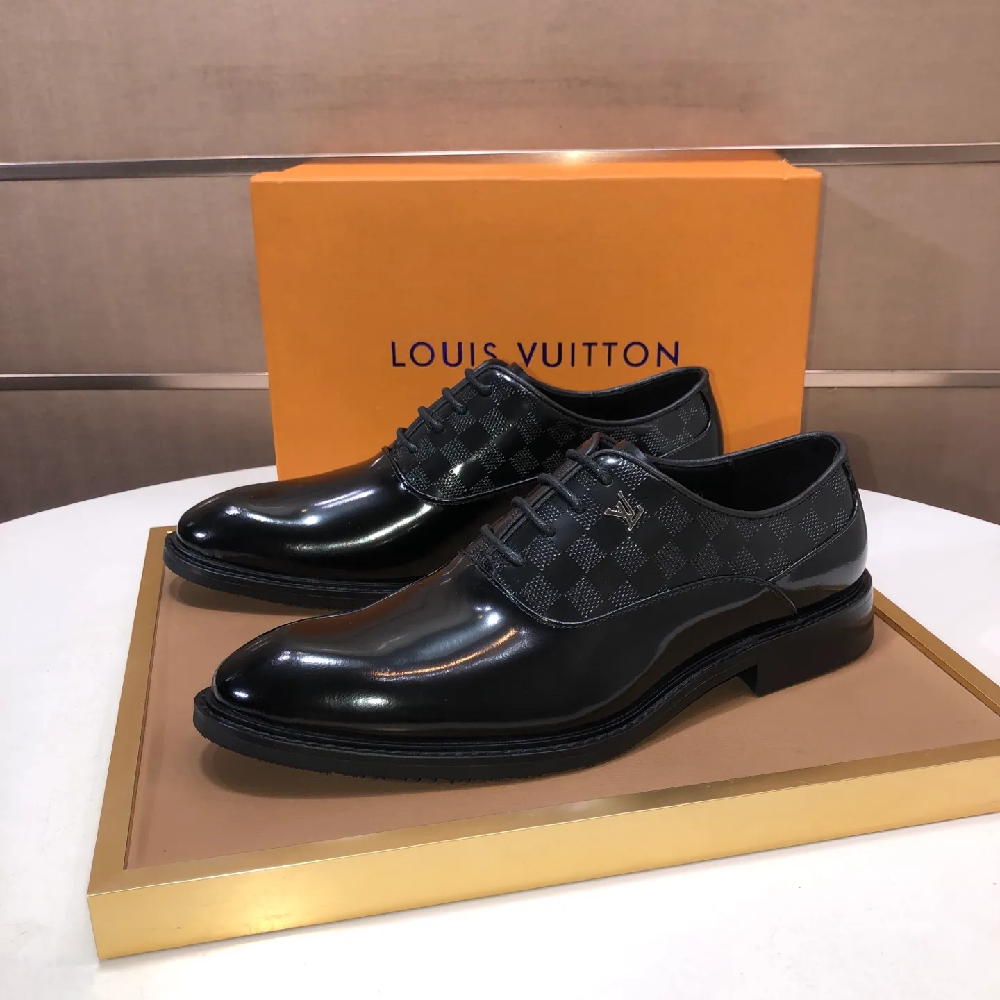 Men's men's shoes💰460💰【LV】(sheepskin lining) formal men's shoes! The high-end formal wear style is luxurious and elegant, with both practicality and style. We pay special attention to quality and details. The original version at the counter is 1:1 ultra-accurate replica👍🏻 The shoe last, leather, workmanship and comfort are not inferior! Material: imported cowhide upper, soft first layer of sheepskin! Code number: 38-45 (45 customized)